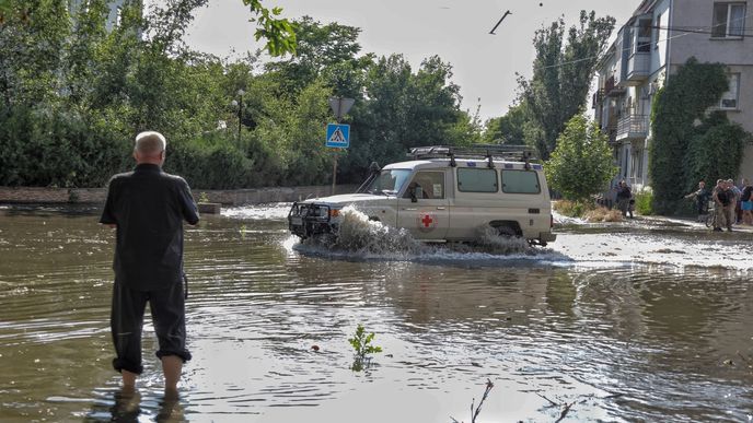 Dobrovolníci Červeného kříže v ulicích zaplaveného Chersonu