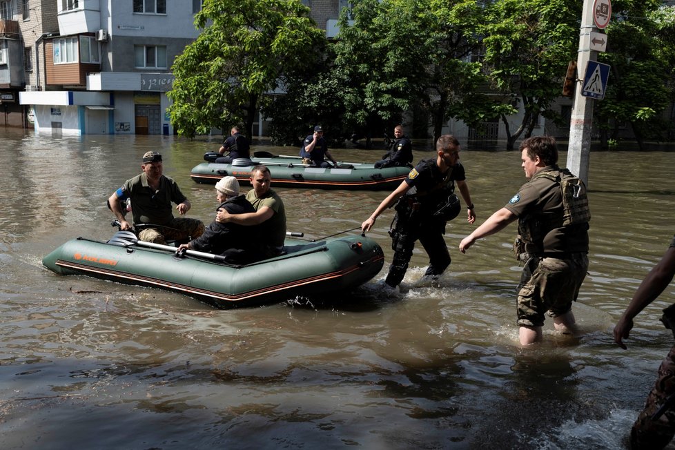 Evakuace lidí před vodou v Chersonu (7.6.2023)