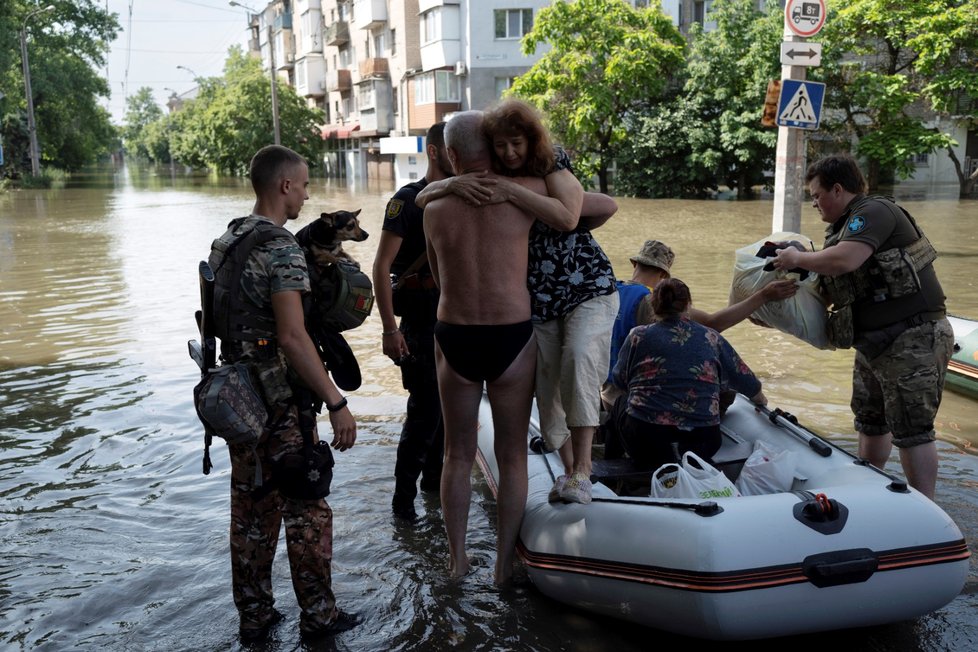 Evakuace lidí před vodou v Chersonu (7.6.2023)