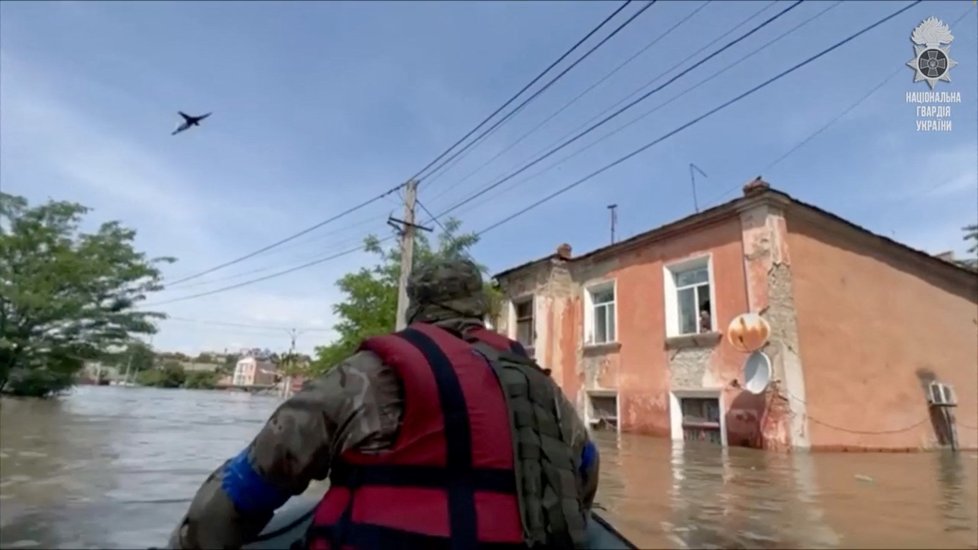 Evakuace před záplavami v Chersonu (7.6.2023)