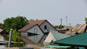 V Chersonské oblasti pokračují záplavy. (9. 6. 2023)