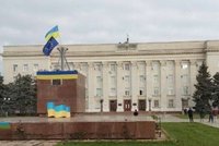 ONLINE: Chersonem znovu vlají ukrajinské vlajky. Šest mrtvých po ostřelování Mykolajivu