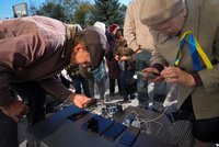 Nepoužívejte mikrovlnky a kupte si termosky: Ukrajina připravuje lidi na zimu bez energií