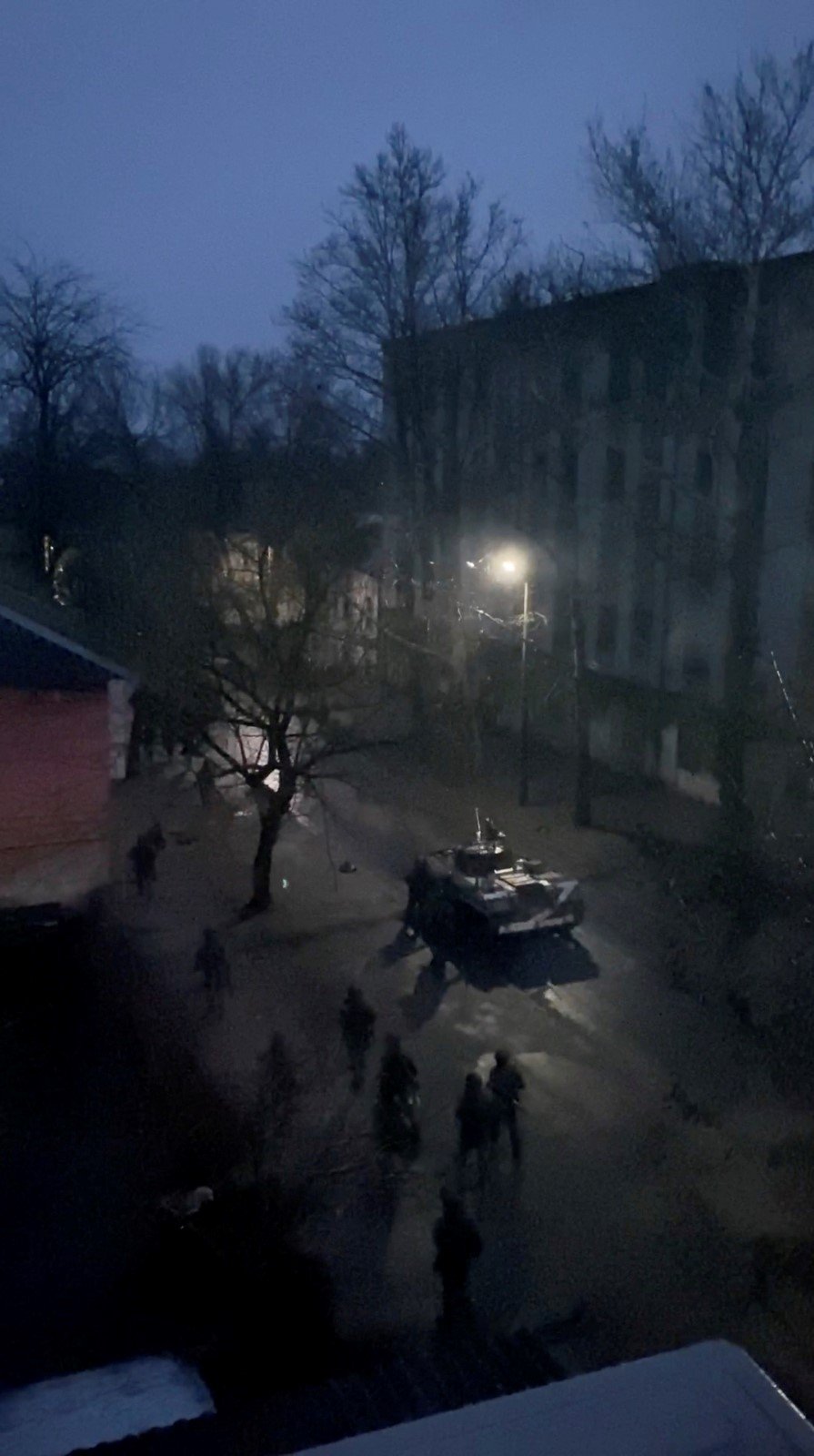 Vojenská technika v ulicích Chersonu (snímek ze soc. sítí).