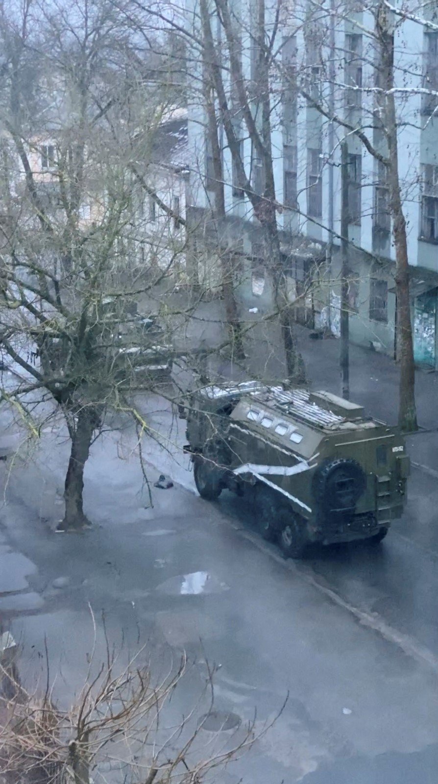 Vojenská technika v ulicích Chersonu (snímek ze soc. sítí)