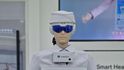 Humanoid pro využití ve zdravotnictví - díky čínskému jazykovému modelu DeepSeek dokáže s uživatelem hovořit a řešit jeho problémy. Humanoid pro využití ve zdravotnictví - díky čínskému jazykovému modelu DeepSeek dokáže s uživatelem hovořit a řešit jeho problémy.