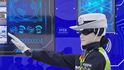 Humanoid z dílny AiMOGA, dceřiné firmy automobilky Chery. Policista s označením R001 už pomáhá řídit reálný provoz v asi třicítce měst včetně Pekingu. Mimo jiné rozdává pokuty cyklistům bez helem. Humanoid z dílny AiMOGA, dceřiné firmy automobilky Chery. Policista s označením R001 už pomáhá řídit reálný provoz v asi třicítce měst včetně Pekingu. Mimo jiné rozdává pokuty cyklistům bez helem.