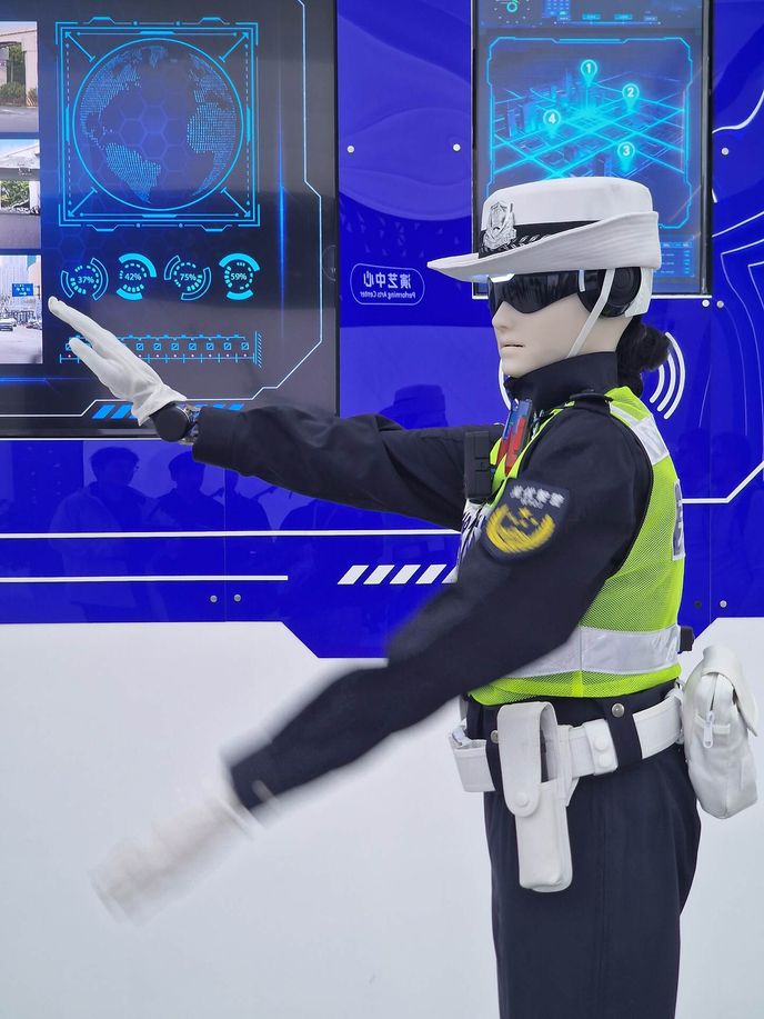 Humanoid z dílny AiMOGA, dceřiné firmy automobilky Chery. Policista s označením R001 už pomáhá řídit reálný provoz v asi třicítce měst včetně Pekingu. Mimo jiné rozdává pokuty cyklistům bez helem. Humanoid z dílny AiMOGA, dceřiné firmy automobilky Chery. Policista s označením R001 už pomáhá řídit reálný provoz v asi třicítce měst včetně Pekingu. Mimo jiné rozdává pokuty cyklistům bez helem.