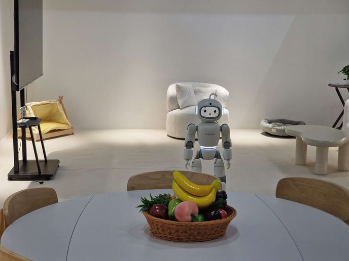Robot Mobo do domácnosti. Hlavní úkol: emocionální podpora dětí a seniorů. Robot Mobo do domácnosti. Hlavní úkol: emocionální podpora dětí a seniorů.