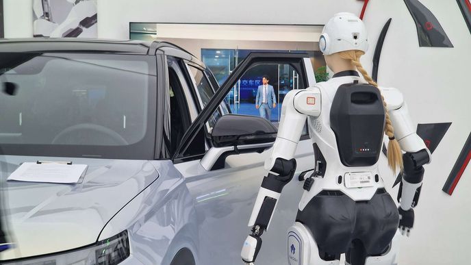 Humanoid dokáže k vozu přijít a stejně jako člověk si ho rukou odemknout a otevřít. Humanoid dokáže k vozu přijít a stejně jako člověk si ho rukou odemknout a otevřít.