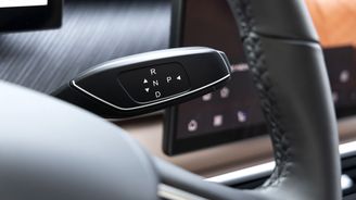 Volič převodovky se u tigga přesunul pod volant, pádla k řazení auto nemá, ostatně hybridní třístupňová převodovka funguje dost odlišně od těch běžných Volič převodovky se u tigga přesunul pod volant, pádla k řazení auto nemá, ostatně hybridní třístupňová převodovka funguje dost odlišně od těch běžných