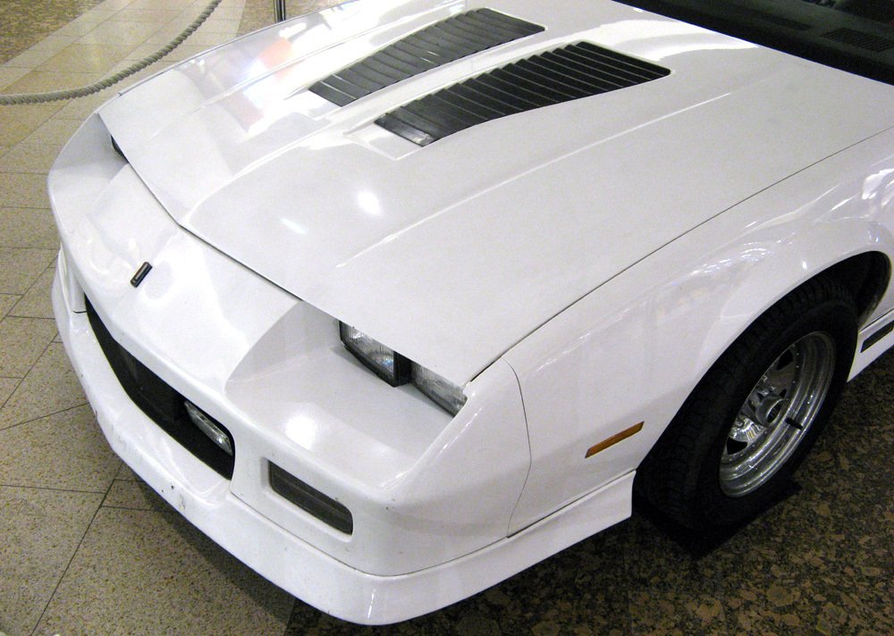 Bílý kabriolet Camaro byl v roce 2008 k vidění na výstavě veteránů v pražském Centru Chodov.