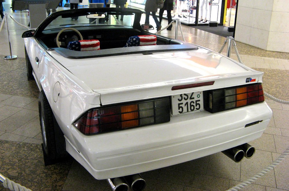 Kabriolet Camaro měl v zadním spoileru třetí brzdové světlo.