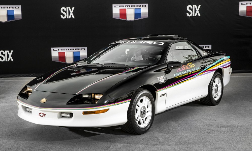 Černobílý Chevrolet Camaro Z28 z roku 1993 byl vybrán jako oficiální zaváděcí vůz (pace car) pro závod Indianapolis 500.