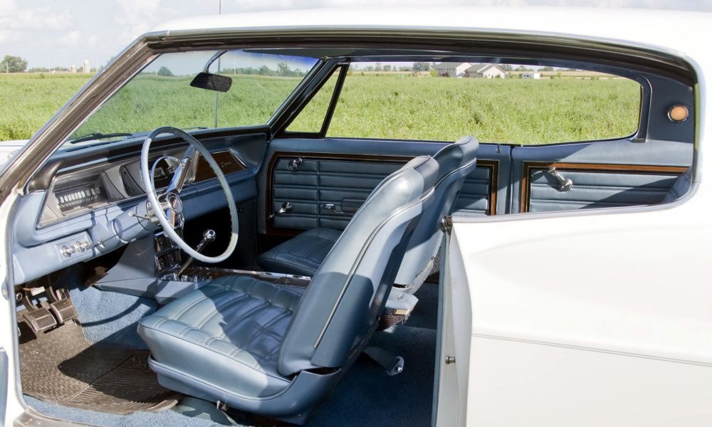 Hardtopové kupé bez středových střešních sloupků mělo vpředu samostatná sedadla.