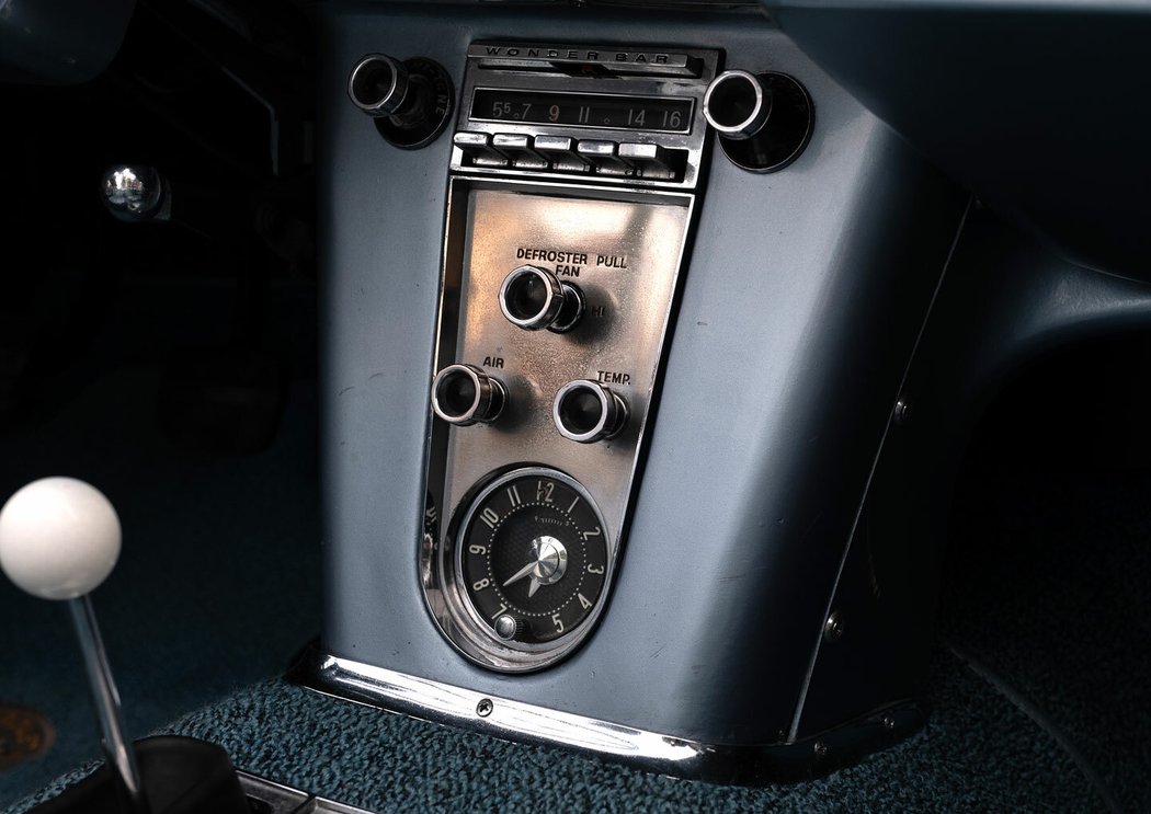 Pod rádiem a ovládáním ventilace najdete ještě analogové hodiny, typický prvek starých aut