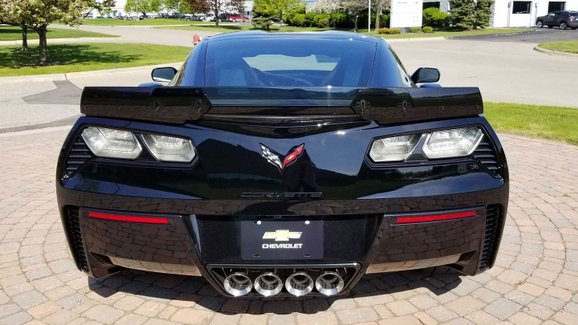 Poslední vyrobený Chevrolet Corvette C7 se prodal za neuvěřitelnou částku