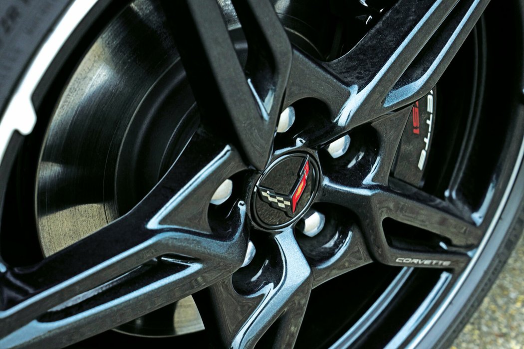 Standardem jsou pneumatiky s rozdílným rozměrem 19/20 palců, kola s dvojdílnými paprsky stojí 950 eur (22 500 Kč), keramické kotouče nejsou k dispozici