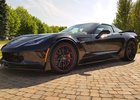 Poslední vyrobený Chevrolet Corvette C7 míří do aukce. Černá krasavice má manuál!