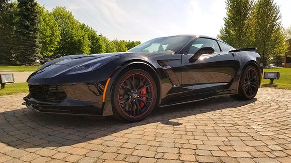 Poslední vyrobený Chevrolet Corvette C7 míří do aukce. Černá krasavice má manuál!