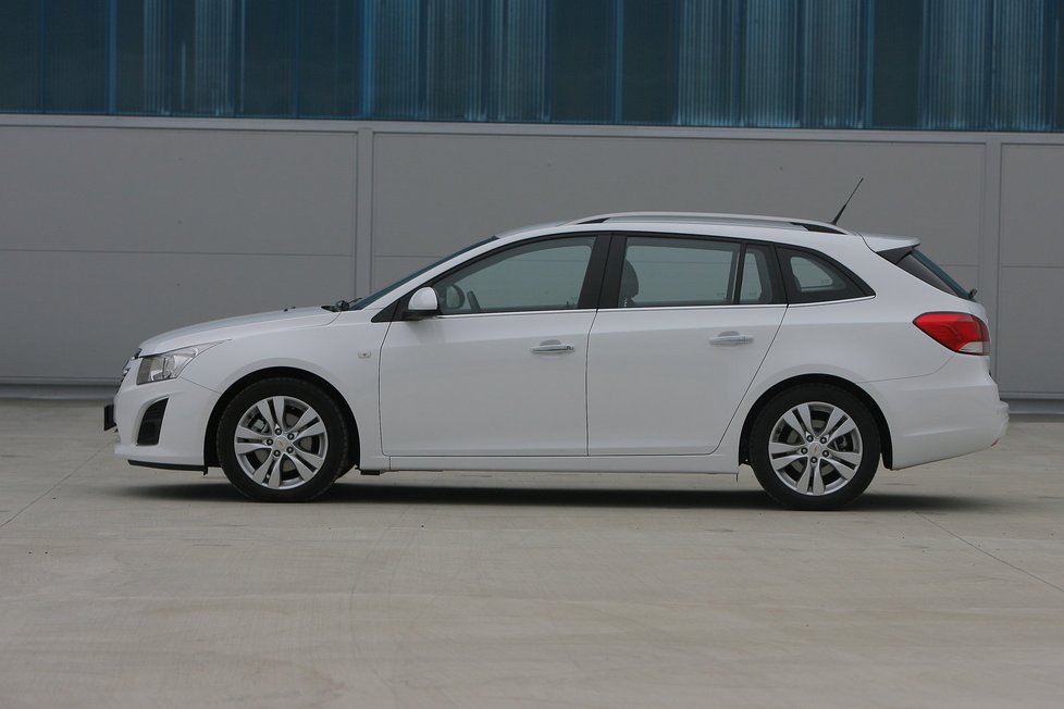 Chevrolet Cruze 2.0 SW VCDi vs. Škoda Rapid 1.6 TDI