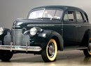 První Chevrolety Deluxe z roku 1940 měly ještě stupačky a světlomety posazené shora na blatnících.