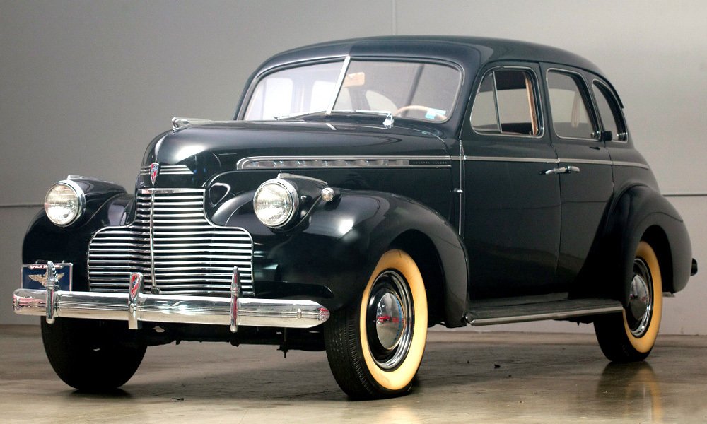 První Chevrolety Deluxe z roku 1940 měly ještě stupačky a světlomety posazené shora na blatnících.