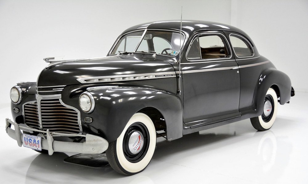 V modelovém roce 1941 už měly Chevrolety Deluxe světlomety plně zapuštěné do předních blatníků a užší stupačky byly částečně zakryté dveřmi.
