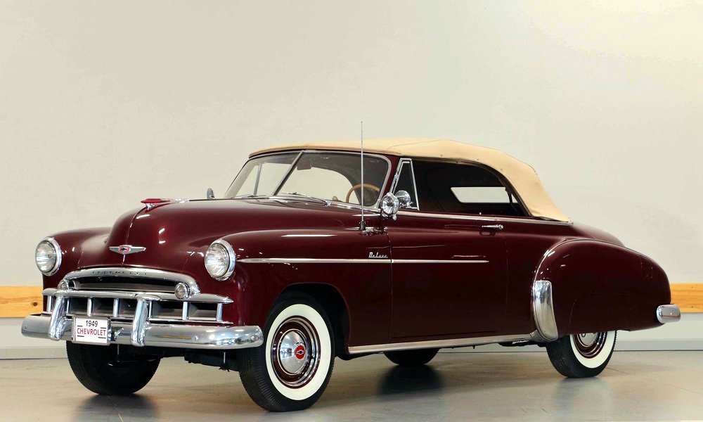 Kabriolet Chevrolet Deluxe ročník 1949 měl zaoblené přední okno s tenkou středovou příčkou.