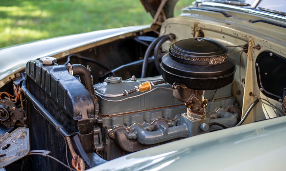 Zadní kola Chevroletů Deluxe poháněl řadový šestiválec s objemem 3,6 litru, rozvodem OHV a nejvyšším výkonem 84 k (62 kW).