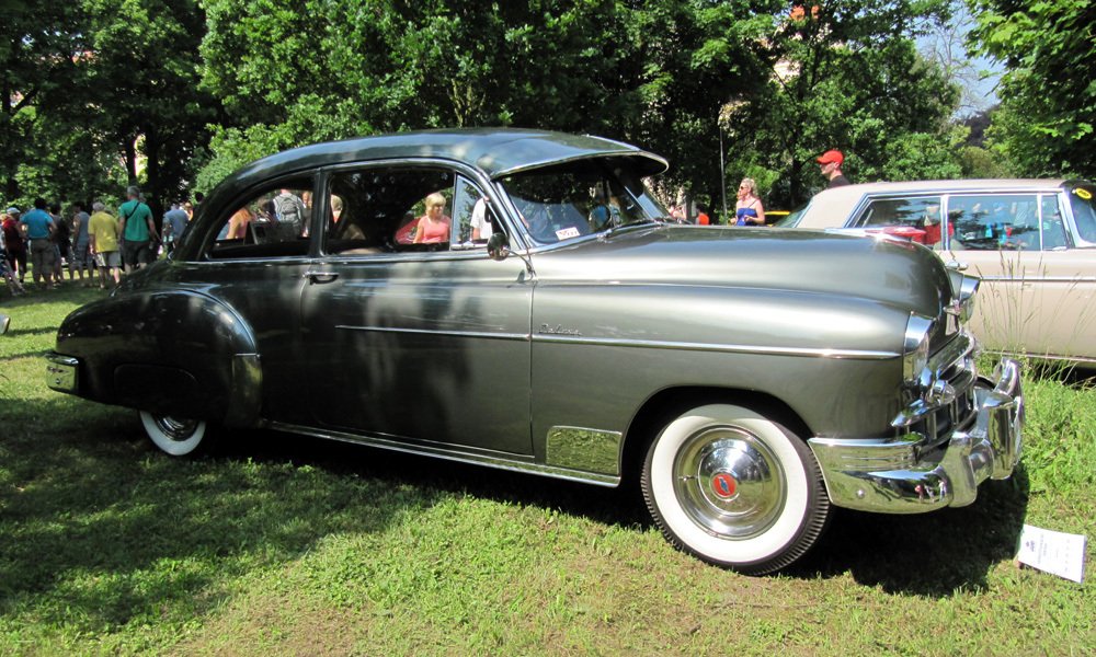 Pěkně restaurovaný Chevrolet Deluxe z roku 1949 se představil návštěvníkům srazu veteránů Legengy 2015 v pražských Bohnicích.