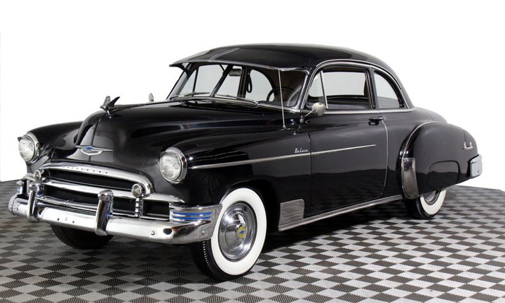 Modely Chevrolet Deluxe 1950 přišly o zuby v přední masce.