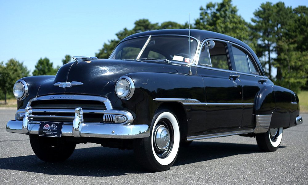 V roce 1951 se parkovací světla přemístila v přední masce do spodních rohů a změnil se tvar lišt na bocích.