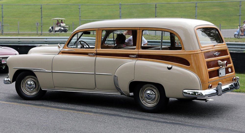 Kombi Chevrolet Styleline Deluxe z roku 1951 mělo kolem bočních oken a na zádi imitaci dřeva.