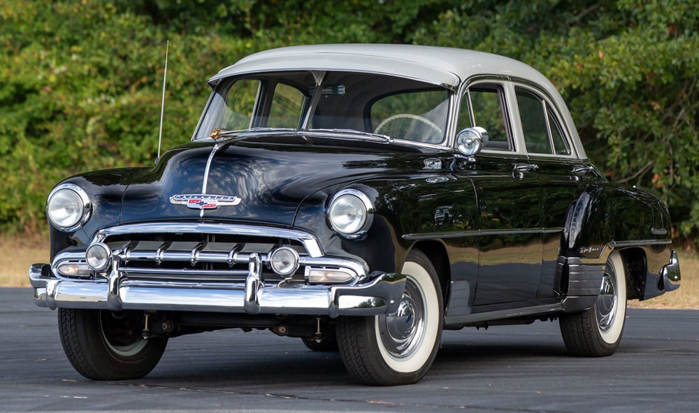 Poslední modelový rok 1952 přinesl návrat „zubů“ do masky chladiče, zvětšení parkovacích světel a tónovaná skla.