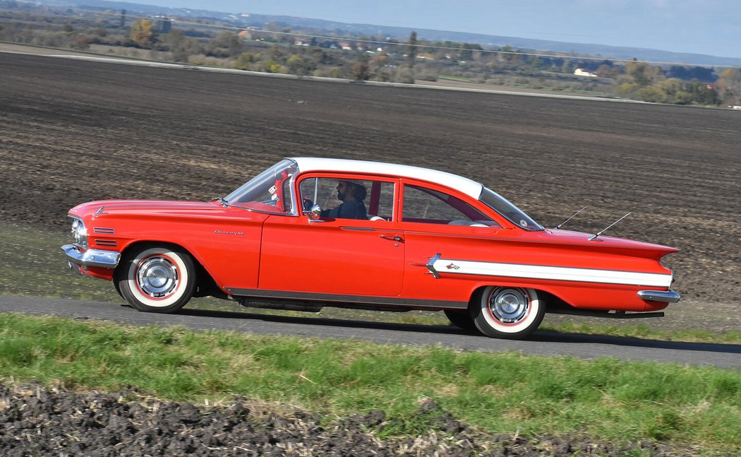 Sladění červené s bílou téměř 5,5 m dlouhému Chevroletu Impala opravdu sluší