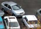 Lada vs. Aveo: Duel na parkovišti (video)