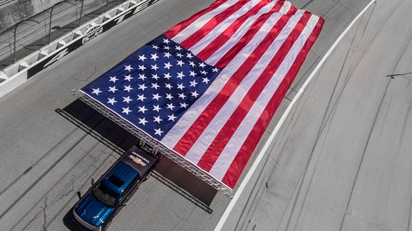 Chevrolet Silverado HD stanovil nový světový rekord v tažení vlajky (+video)