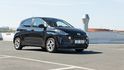 Aktuální Hyundai i10 je sebevědomě rozkročený, navíc spoléhá na elektroniku. Takže má podvozek připravený na mnohem větší divočinu. Aktuální Hyundai i10 je sebevědomě rozkročený, navíc spoléhá na elektroniku. Takže má podvozek připravený na mnohem větší divočinu.