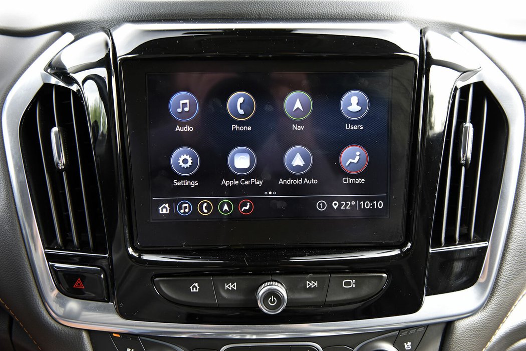 Multimediální systém je rychlý a přehledný a nabízí i zrcadlení telefonu přes Android Auto nebo Apple CarPlay.