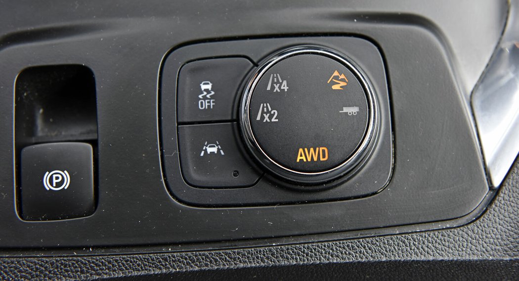 Standardně auto využívá pohon předních kol, dá se ale přepnout do režimu automatické čtyřkolky, která dle potřeby připojuje zadní nápravu. Některé výbavy mohly mít i samosvorný zadní diferenciál.