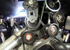 Video: Těžký život napínací kladky v&nbsp;Chevroletu Camaro