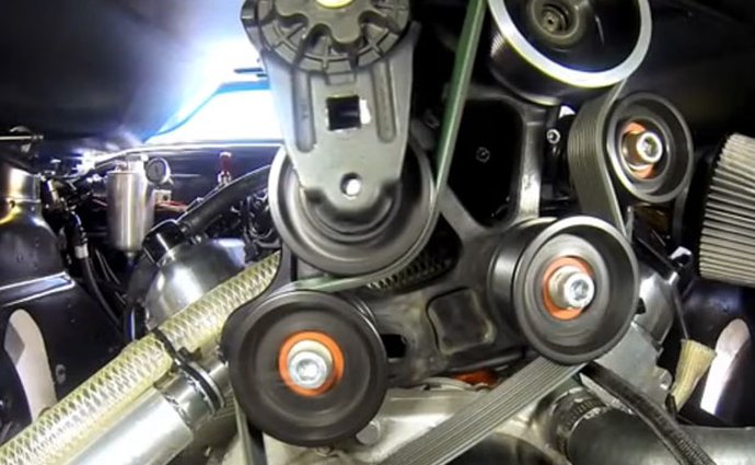 Video: Těžký život napínací kladky v Chevroletu Camaro