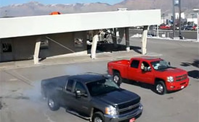 Demolice budovy s pick-upy Chevrolet (video)