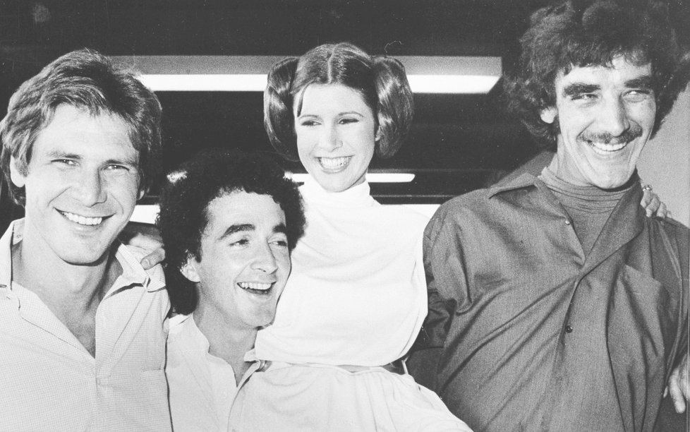 Mezi Harrisonem Fordem a Carrie Fisher.