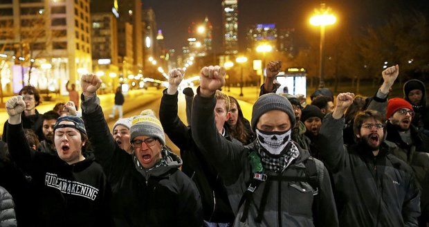 Bělošský policista 16 kulkami zabil černošského kluka. Chicago je ve varu