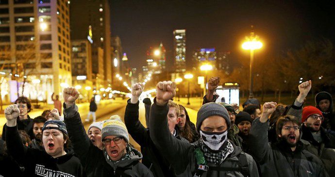 Chicago v noci zachvátily protesty.