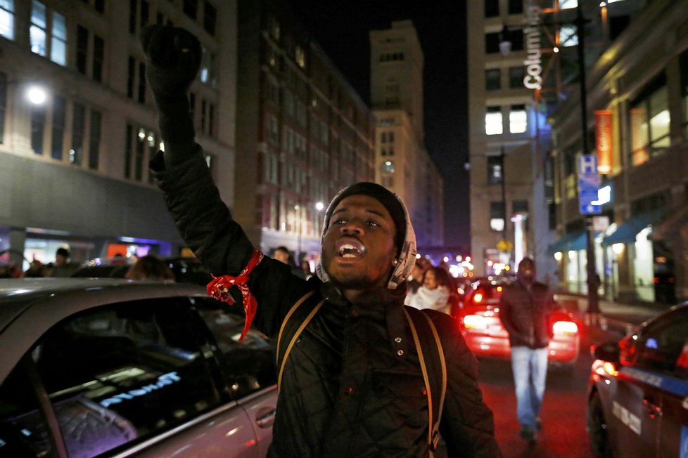 Chicago v noci zachvátily protesty.