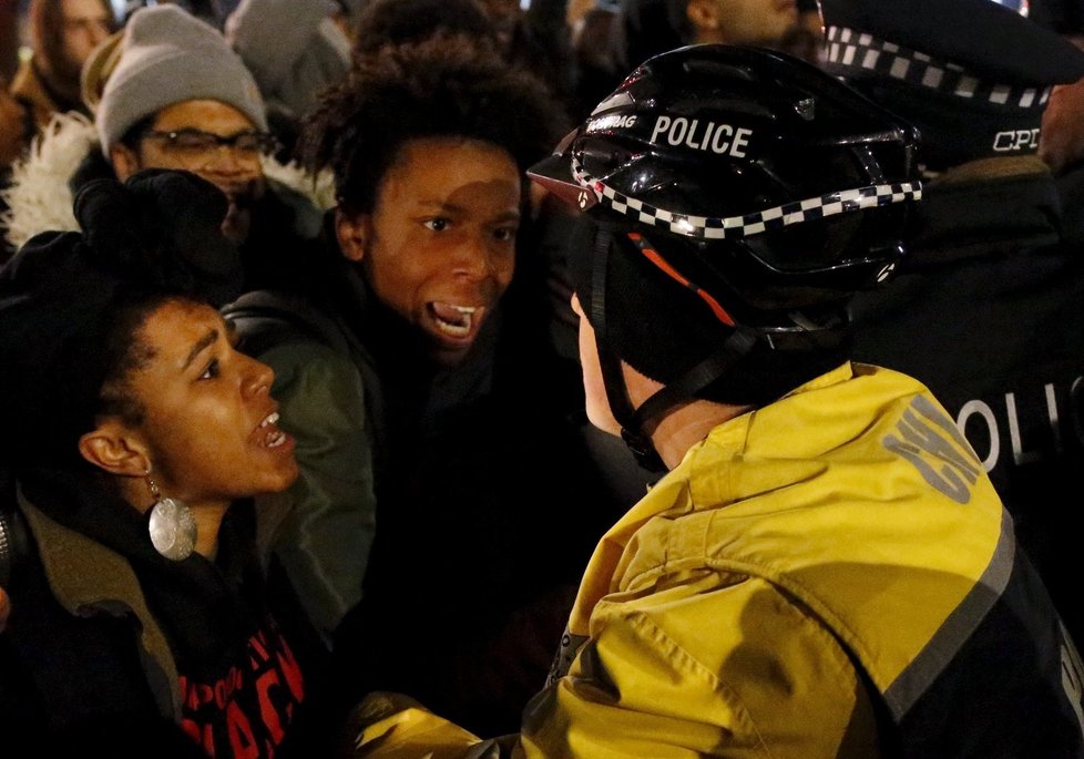 Chicago v noci zachvátily protesty.