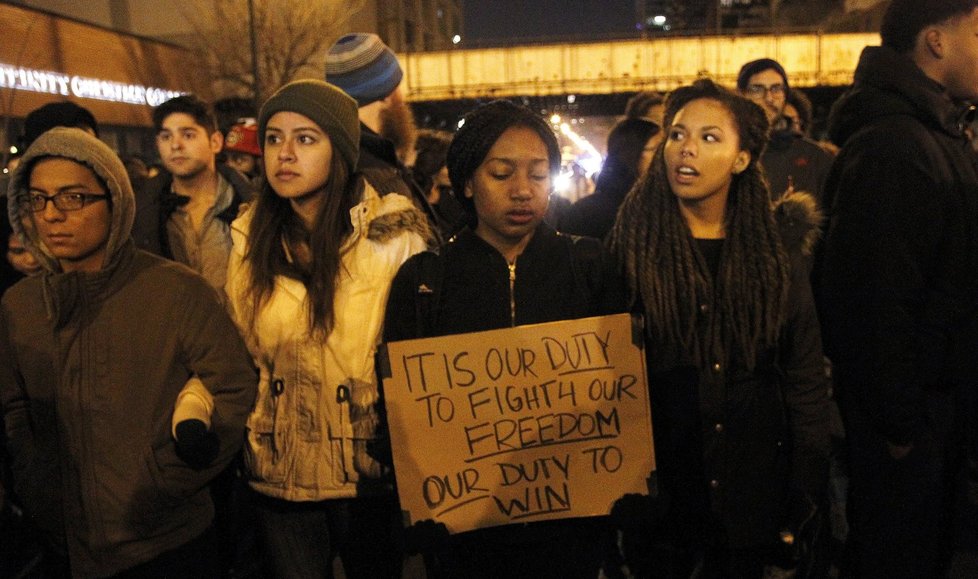 Chicago v noci zachvátily protesty.